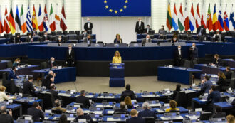 Copertina di ‘Send them back’: lo spettacolo osceno al Parlamento Ue rimanda direttamente alla Germania degli anni Trenta