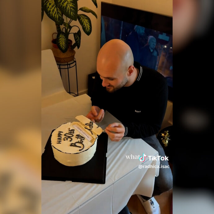 “Non me l’aspettavo”: influencer nasconde il regalo di compleanno in una torta. La rivelazione divide i social – Video