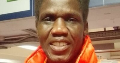 Copertina di Fiumicino, addetto alle pulizie trova una borsa con 10mila euro e la consegna alla polizia: “Ho fatto quello che è giusto”