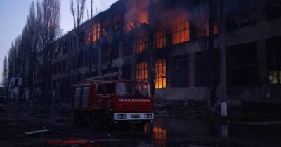 Copertina di Mosca replica agli asset congelati: “Ue imbrogliona”. Raid russo su Odessa: città senza acqua e luce