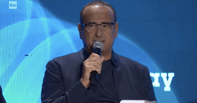 Copertina di Carlo Conti: “Ascolti alti per Sanremo o abbronzatura perfetta? Abbronzatura, in questi giorni ogni raggio di sole a Sanremo è mio”