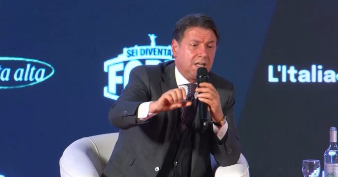 Copertina di Conte punge Meloni: “Genuflettersi a Trump e accettare ciò che desidera non è patriottico”