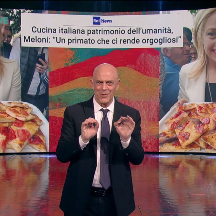 L’ironia di Crozza: “Cucina italiana patrimonio dell’umanità? Meloni, proponi l’arte di pagare le tasse…”