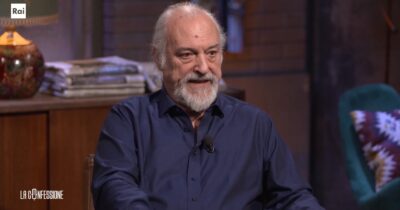 Copertina di Eugenio Finardi a La Confessione di Peter Gomez su Rai 3: “Piazza Fontana, durante l’attentato scappammo nascosti sotto un plaid”