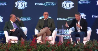 Copertina di Il video dello show di Renzi ad Atreju: “Mi fate fare il ruolo di Bocchino da Gruber”. Poi litiga con Rampelli, Calderoli e il pubblico