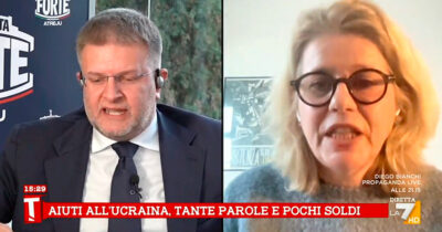 Copertina di Lite Fidanza-Mastrobuoni su La7: “Si vergogni, cafona. Esca dal salotto”. “Taccia maleducato, lei prende 15mila euro al mese”