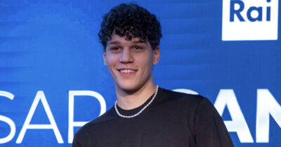 Copertina di Sanremo 2026, ecco chi è il finalista di “Sarà Sanremo” Nicolò Filippucci: da “Amici” al sogno dell’Ariston