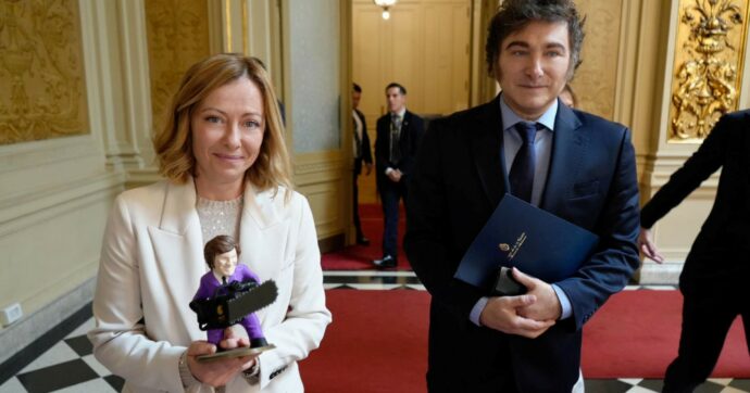 Meloni mette all’asta i doni e Chigi li affida agli indagati