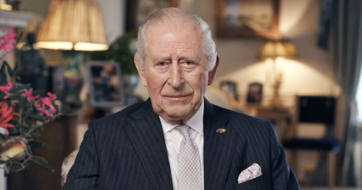 Re Carlo III non è guarito dal cancro, ma sta meglio. Rompe il protocollo e guarda in faccia i suoi sudditi. La malattia come mezzo per dialogare in maniera onesta