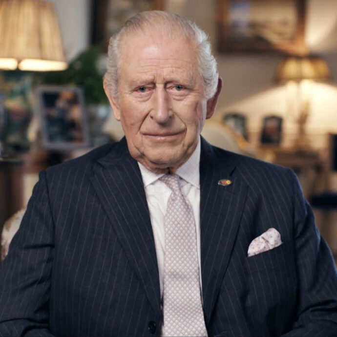 Re Carlo III non è guarito dal cancro, ma sta meglio. Rompe il protocollo e guarda in faccia i suoi sudditi. La malattia come mezzo per dialogare in maniera onesta