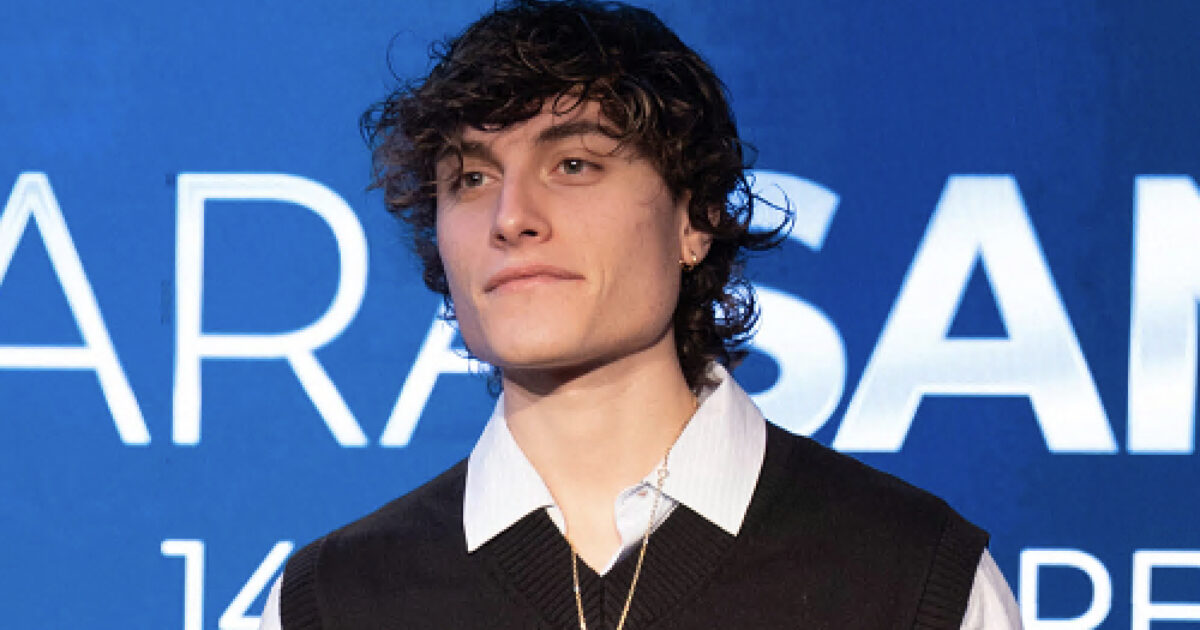 “A scuola il maestro mi bullizzava chiamandomi ‘sacra panza’. Oggi voglio essere un antieroe e sogno di portare sul palco del Festival il mio cane”: Seltsam si gioca la finale di “Sarà Sanremo”