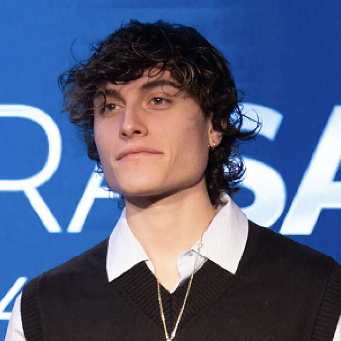 “A scuola il maestro mi bullizzava chiamandomi ‘sacra panza’. Oggi voglio essere un antieroe e sogno di portare sul palco del Festival il mio cane”: Seltsam si gioca la finale di “Sarà Sanremo”