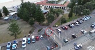 Copertina di Strage a Bondi Beach, i due killer sparano dal ponte e alla fine vengono colpiti: il video dall’alto