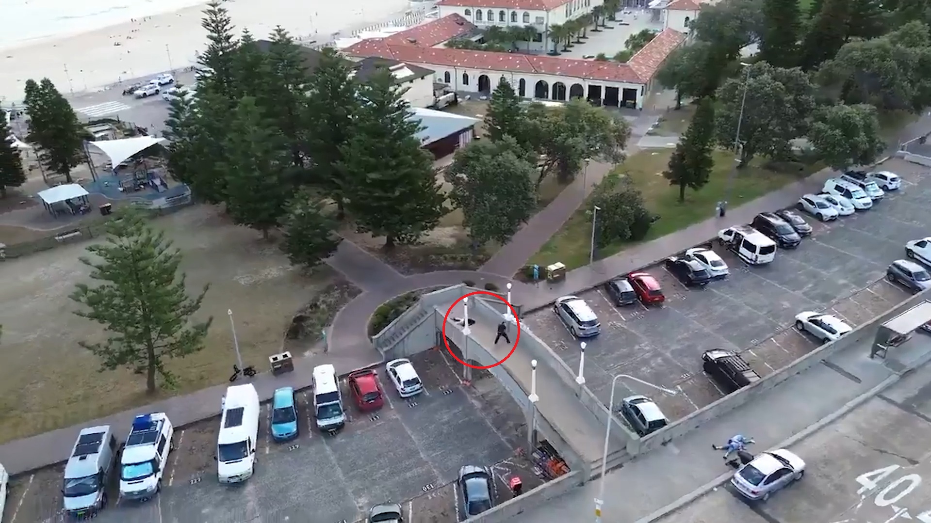 Strage a Bondi Beach, i due killer sparano dal ponte e alla fine vengono colpiti: il video dall’alto Strage a Bondi Beach, i due killer sparano dal ponte e alla fine vengono colpiti: il video dall’alto