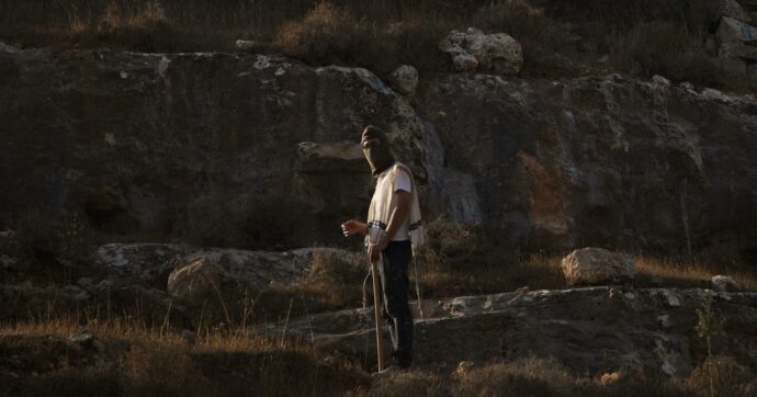 Gli italiani pestati dai coloni israeliani: “Sono tornati, vogliono tutta la West Bank”. Feriti e case in fiamme