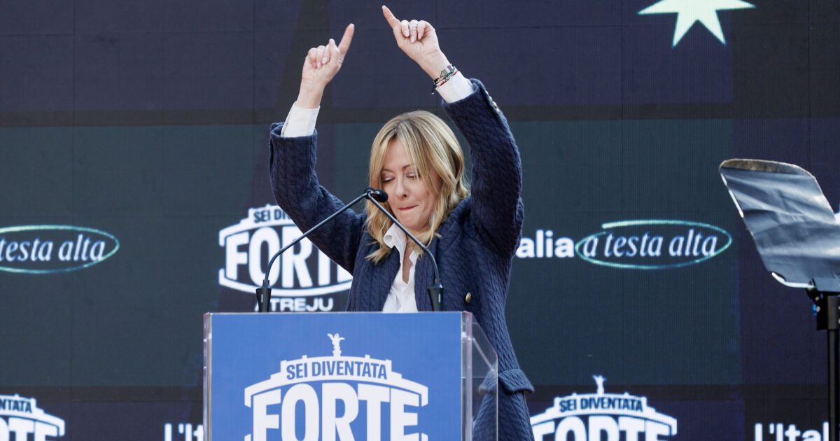 Meloni attacca Schlein dal palco di Atreju: “Sono venuti tutti i leader, solo lei è rimasta a casa. Il loro campo largo lo abbiamo fatto qui” Meloni attacca Schlein dal palco di Atreju: “Sono venuti tutti i leader, solo lei è rimasta a casa. Il loro campo largo lo abbiamo fatto qui”