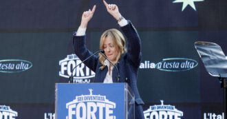 Meloni attacca Schlein dal palco di Atreju: “Sono venuti tutti i leader, solo lei è rimasta a casa. Il loro campo largo lo abbiamo riunito qui”