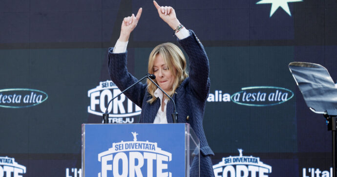Meloni attacca Schlein dal palco di Atreju: “Sono venuti tutti i leader, solo lei è rimasta a casa. Il loro campo largo lo abbiamo riunito qui”