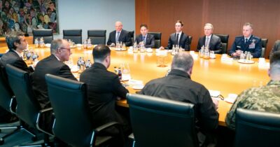 Copertina di Zelensky a colloquio per 5 ore con Usa e Merz: lunedì secondo round. Donbass e garanzie di sicurezza: su cosa si tratta