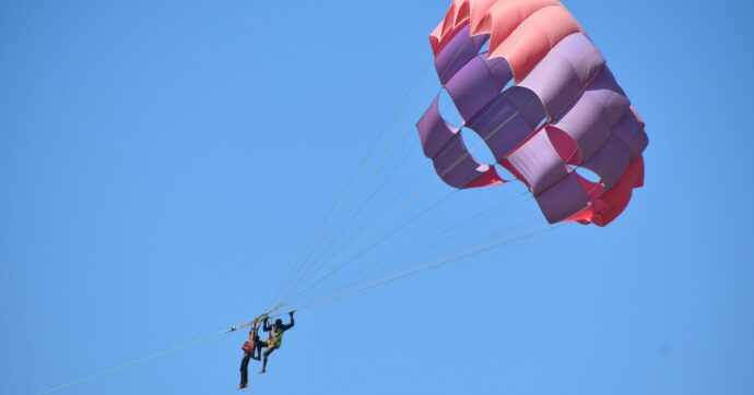 Si intrecciano i paracadute durante il volo: due morti a Fano