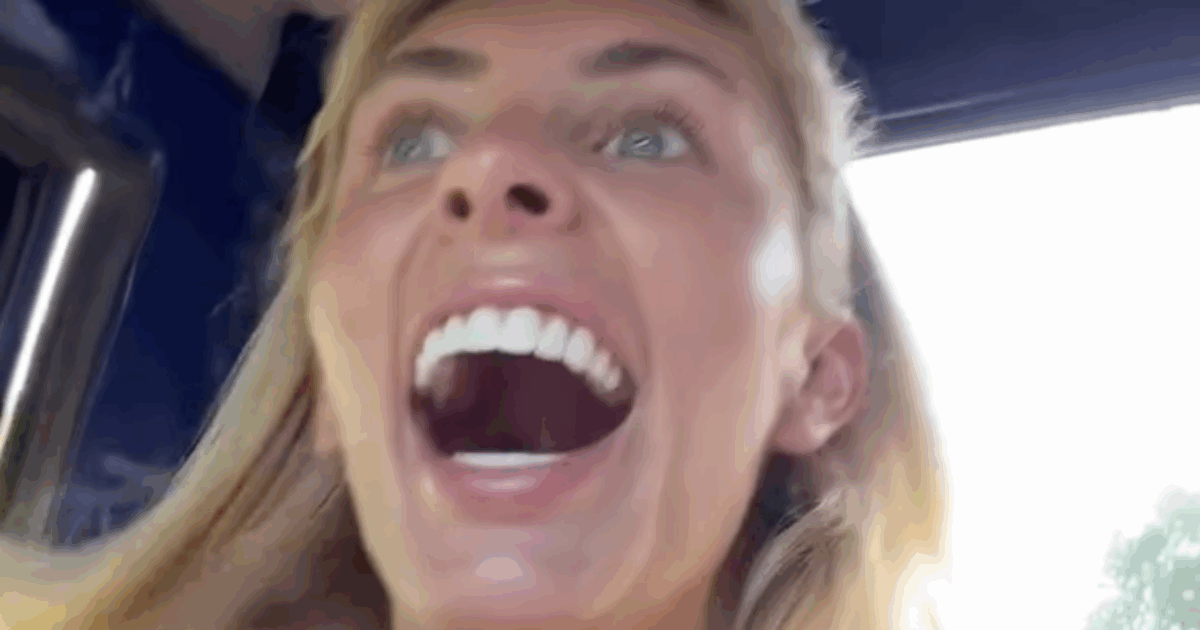 Bonnie Blue arrestata, multata ed espulsa dall’Indonesia: la pornostar cercava neo diplomati per girare video porno e ha violato le leggi anti-pornografia