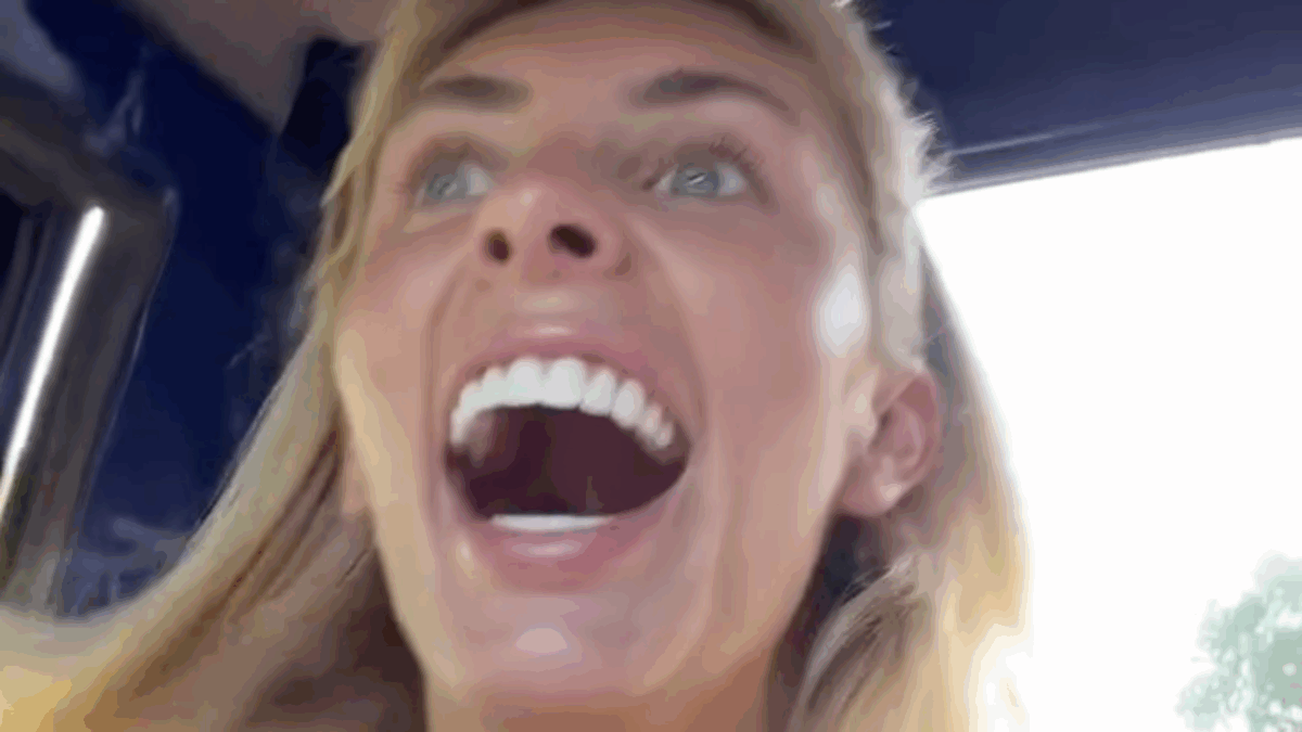 La pornostar Bonnie Blue scatena il delirio tra le matricole. La polizia minaccia di buttarla fuori città: “Ha scatenato un incredibile caos con i ragazzi”