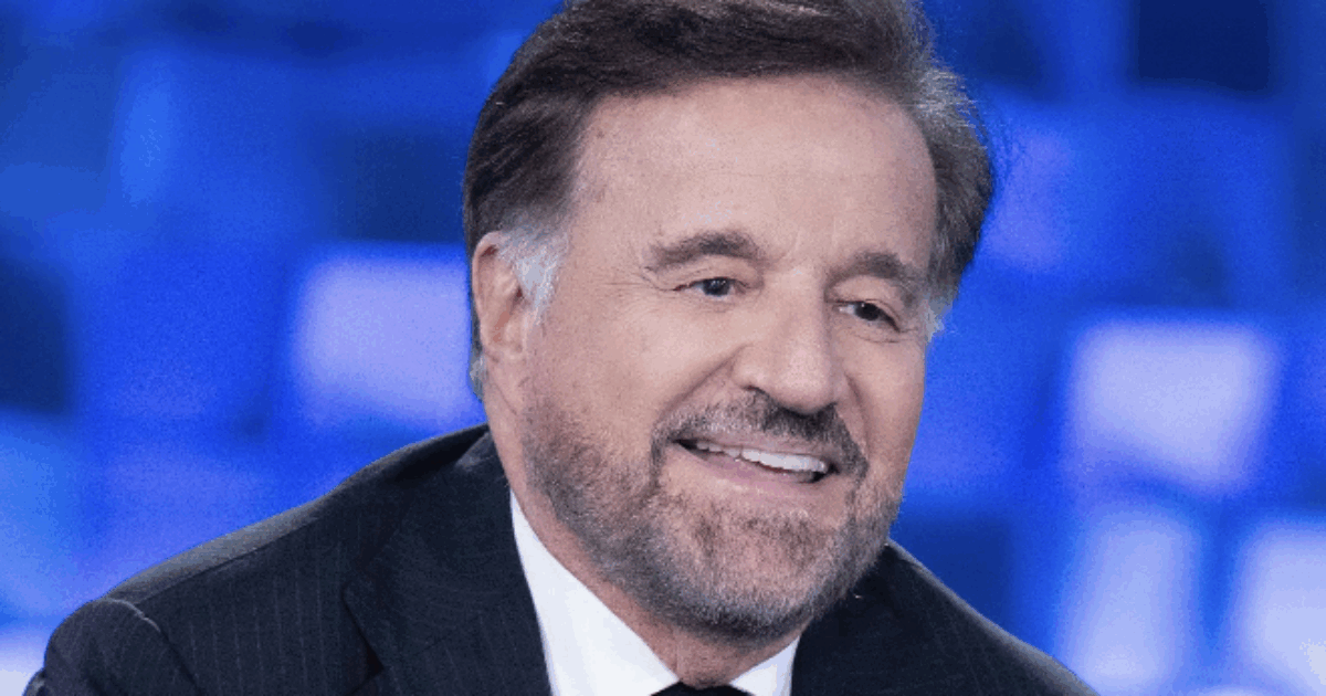“Ma l’orecchio?”: Christian De Sica commenta il profilo di Milly Carlucci, poi cancella il post. Ma ormai è troppo tardi, la foto diventa virale sul Web