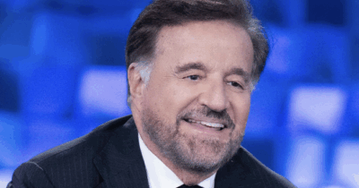 Copertina di “Ma l’orecchio?”: Christian De Sica commenta il profilo di Milly Carlucci, poi cancella il post. Ma ormai è troppo tardi, la foto diventa virale sul Web