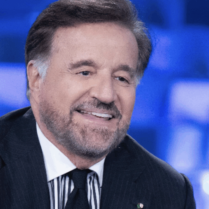 “Ma l’orecchio?”: Christian De Sica commenta il profilo di Milly Carlucci, poi cancella il post. Ma ormai è troppo tardi, la foto diventa virale sul Web