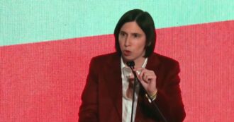 Copertina di Schlein attacca Meloni: “Lei festeggia ma intanto il frigo degli italiani è vuoto” – Video