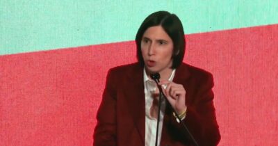 Copertina di Schlein attacca Meloni: “Lei festeggia ma intanto il frigo degli italiani è vuoto” – Video