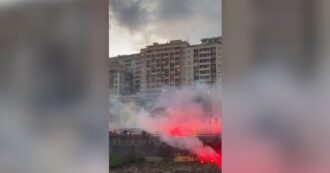 Copertina di Petardi, auto in fiamme e lanci di bottiglie: scontri tra tifoserie prima di Genoa-Inter. Il video