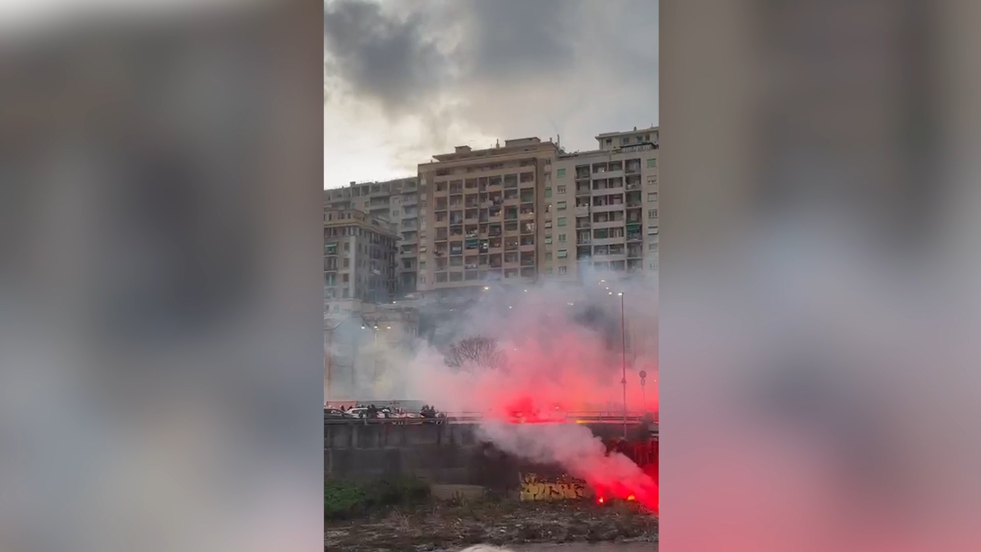 Petardi, auto in fiamme e lanci di bottiglie: scontri tra tifoserie prima di Genoa Inter. Il video Petardi, auto in fiamme e lanci di bottiglie: scontri tra tifoserie prima di Genoa Inter. Il video