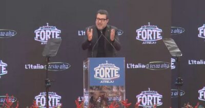 Copertina di Salvini attacca la stampa ad Atreju: “I giornalisti di sinistra cercano di dividere me e Meloni ma non ci riusciranno” – Video