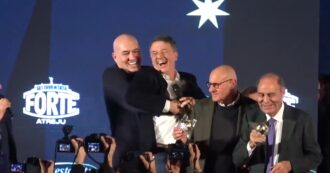Copertina di Renzi litiga con Casellati sul palco di Atreju: Crosetto lo porta via di peso tra le risate – Video