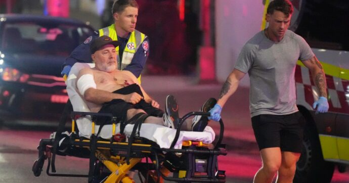 Strage a Bondi Beach, “attacco terroristico contro la comunità ebraica”: due killer sparano sulla folla. “12 morti, anche una bambina”