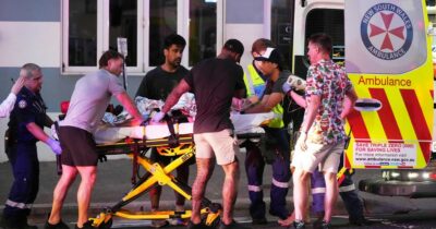 Copertina di Sidney, due killer sparano sulla folla a Bondi Beach durante la festa ebraica di Hanukkah: “Dieci morti”. Uccisi gli attentatori