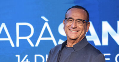 Copertina di Sanremo 2026, Carlo Conti svela i titoli dei 30 Big che parteciperanno in gara. Promossi due giovani artisti che entrano nelle Nuove Proposte