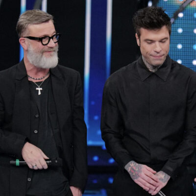 Copertina di Festival di Sanremo 2026, ecco i titoli e la presentazione dei 30 Big in gara. Angelica Bove e Nicolò Filippucci promossi tra le Nuove Proposte