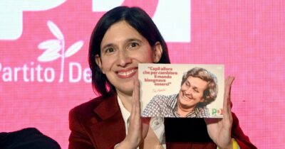 Copertina di Atreju, la segretaria Pd replica a Meloni: “È lei che fugge”. Lite con Conte: “Serve unità”