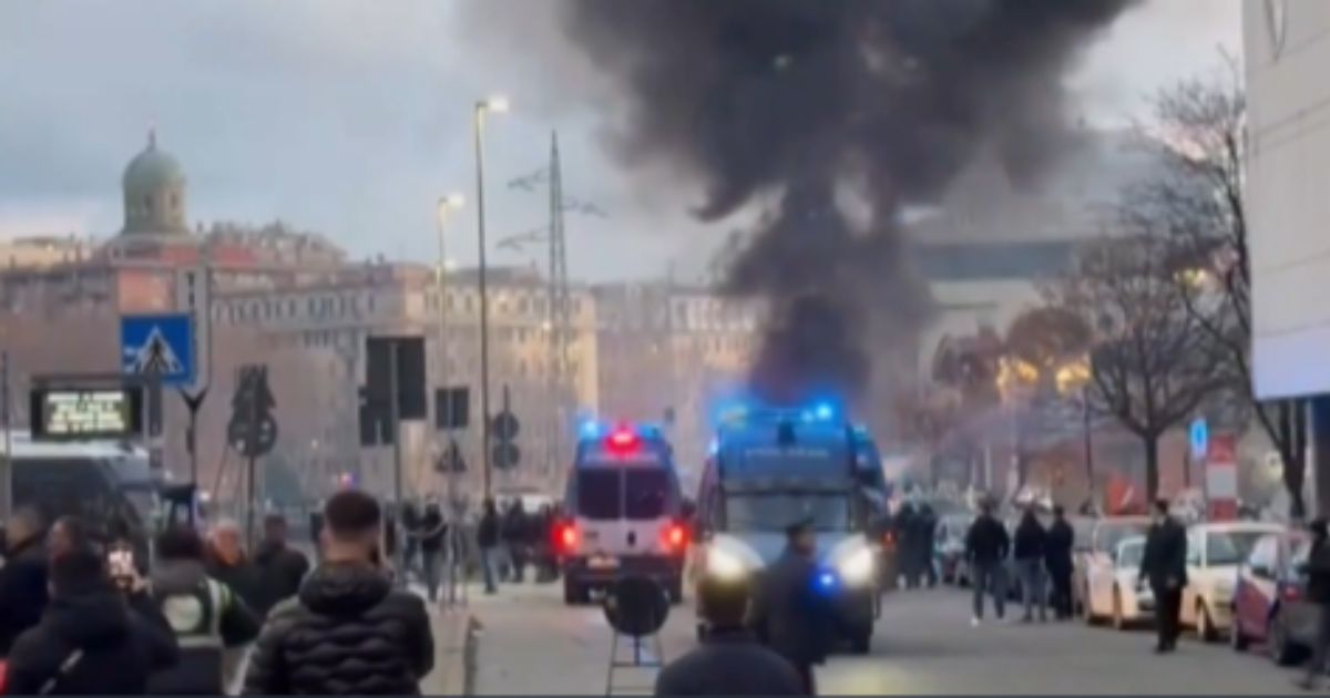 scontri tra ultras di genoa e inter all8217esterno dello stadio alta tensione prima del match da Ilfattoquotidiano.it scontri tra ultras di genoa e inter all8217esterno dello stadio alta tensione prima del match