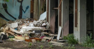 Copertina di Cos’è l’urbex, la pratica di esplorare luoghi abbandonati che ha preso piede (pericolosamente) anche tra i giovani