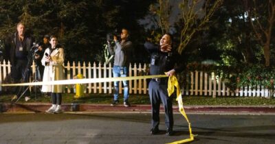 Copertina di “La stanza d’albergo dove si era rifugiato Nick Reiner era piena di sangue”: le novità dalle indagini sull’omicidio del regista Rob Reiner e di sua moglie