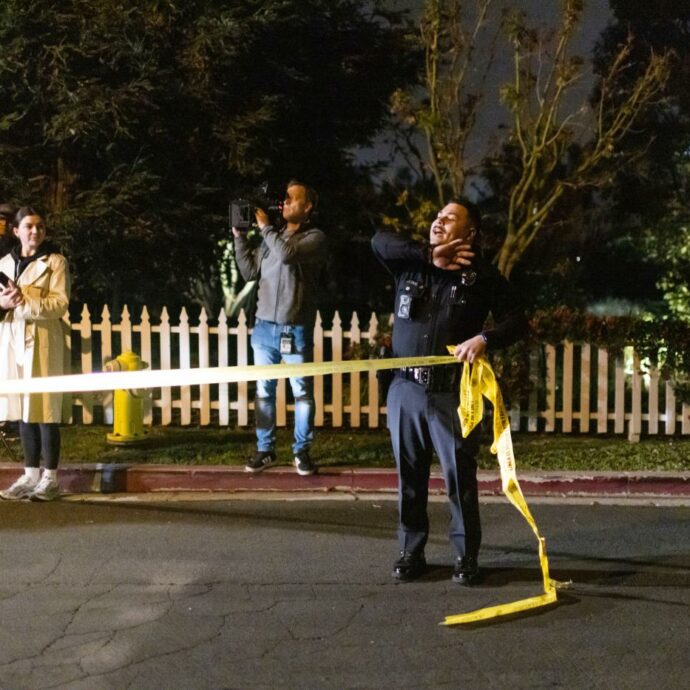 “La stanza d’albergo dove si era rifugiato Nick Reiner era piena di sangue”: le novità dalle indagini sull’omicidio del regista Rob Reiner e di sua moglie