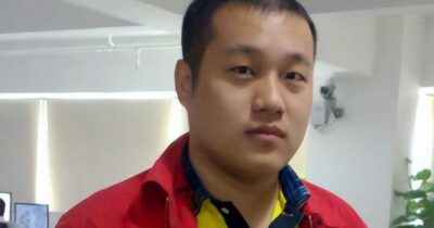 Copertina di “Ha oltre 300 figli in Cina e altri 100 in California, ma potrebbero essere molti di più. Sono tutti maschi e non ne ha mai incontrato uno: ecco il suo piano dietro le nascite”: l’inchiesta del Wsj sul miliardario Xu Bo