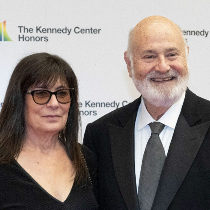 “Ferite multiple da arma da taglio. Si tratta di un duplice omicidio”: svelata l’autopsia del regista statunitense Rob Reiner e della moglie Michele Singer