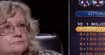 Copertina di Vince un milione di euro ma la domanda secondo alcuni è troppo facile: “Pier Silvio Berlusconi ti piace regalare soldi?”. Cosa è successo a Chi Vuole essere Milionario