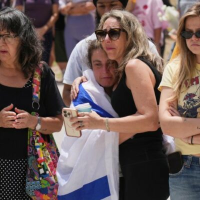 Copertina di Australia, i due killer di Bondi Beach legati all'Isis: erano padre e figlio. Giro di vite sulle armi