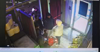 Copertina di Prato, aggressione a un presidio sindacale di fronte a un ristorante gestito da cinesi: le immagini