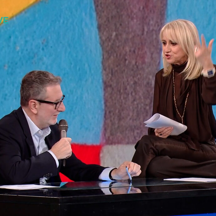 La letterina di Luciana Littizzetto a Elkann sul gruppo Gedi: “Non vendi un chiosco di piadine ma un pezzo della cultura italiana”